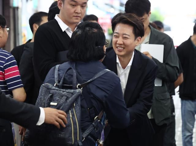 이준석 개혁신당 대선 후보가 16일 충청남도 천안중앙시장을 방문 시민과 악수하고 있다 사진연합뉴스