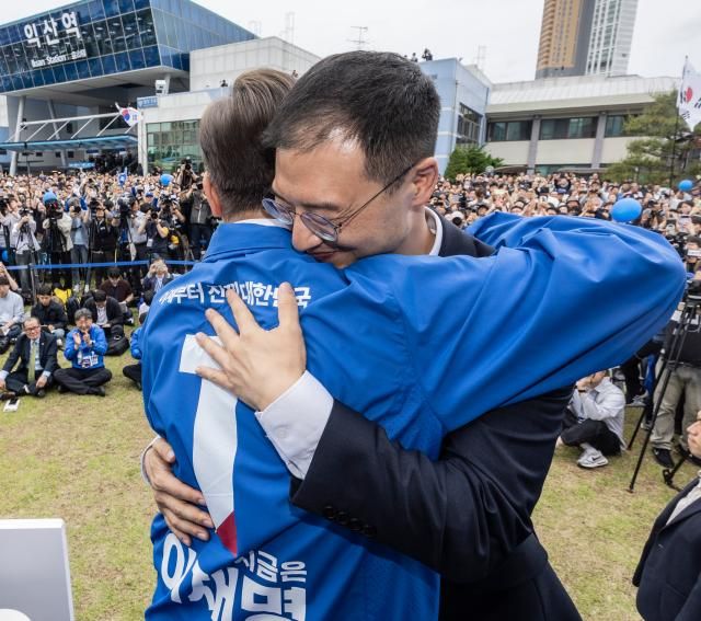 더불어민주당 이재명 대선후보가 16일 전북 익산시 익산역 동부광장에서 열린 유세 도중 유세장을 찾은 무소속 김상욱 의원과 포옹하고 있다사진연합뉴스