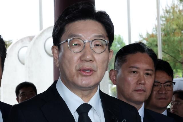 5·18민주화운동 45주년을 이틀 앞둔 16일 권성동 국민의힘 원내대표가 광주 북구 운정동 국립5·18민주묘지를 참배한 뒤 취재진의 질문에 답변하고 있다 사진연합뉴스