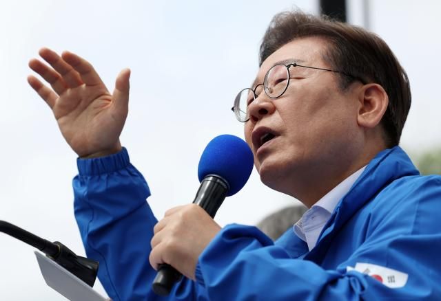 더불어민주당 이재명 대선후보가 17일 전남 나주시 금성관 망화루 앞에서 열린 유세에서 지지를 호소하는 연설을 하고 있다사진연합뉴스