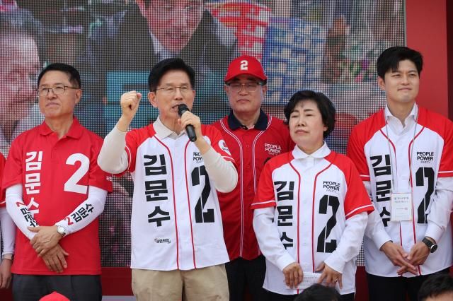 김문수 국민의힘 대선 후보가 17일 전북 전주시 전동성당인근에서 유세하고 있다 사진연합뉴스