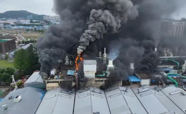 17일 오전 광주 광산구 소촌동 금호타이어 공장에서 불이 나 검은 연기가 솟아오르고 있다 2025517 광주소방본부 제공 재판매 및 DB 금지