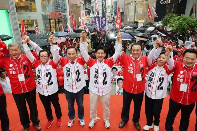 김문수 국민의힘 대선 후보가 16일 충북 청주시 올리브영 청주타운 앞에서 집중 유세를 하고 있다 사진연합뉴스