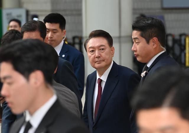 윤석열 전 대통령이 12일 서울 서초구 중앙지방법원에서 열린 내란 우두머리 혐의 직권남용 권리행사방해 혐의 사건 3차 공판을 마친 뒤 법정을 나서고 있다 2025512 사진연합뉴스