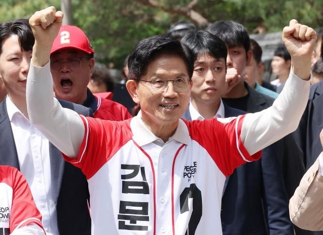 김문수 국민의힘 대선 후보가 17일 전북 전주시 전동성당인근에서 유세하고 있다 사진연합뉴스