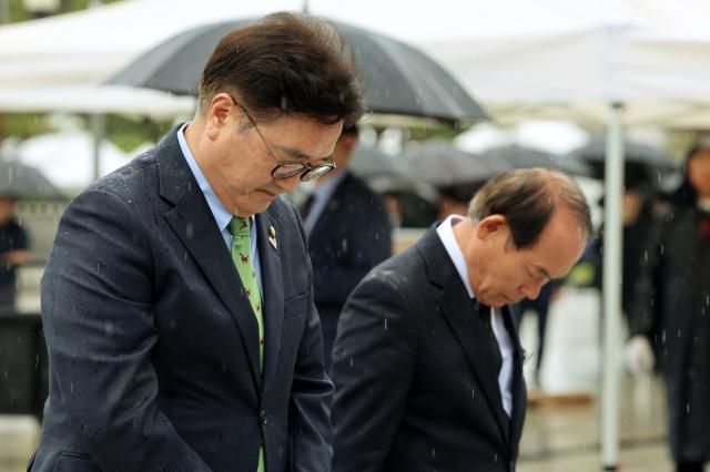  우원식 국회의장이 16일 오후 광주 북구 국립5·18민주묘지를 찾아 참배하고 있다사진연합뉴스