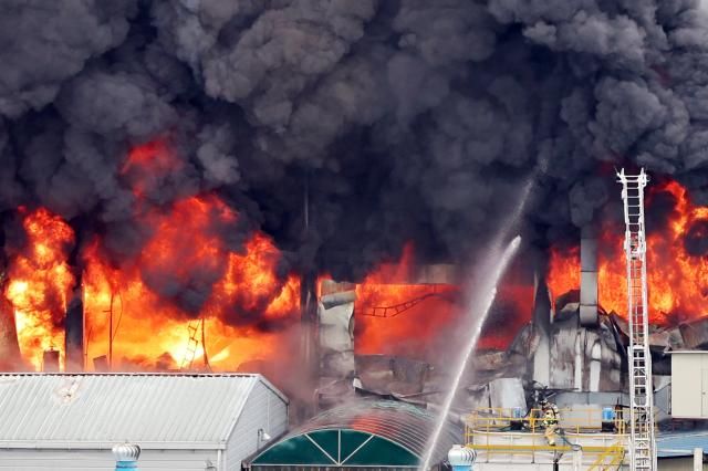  17일 오전 광주 광산구 송정동 금호타이어 광주공장에서 불이 나 검은 연기가 치솟고 있다 소방 당국은 광주 전체 소방서 인력을 동원하는 대응 2단계를 발령해 진화 중이다 2025517 사진연합뉴스