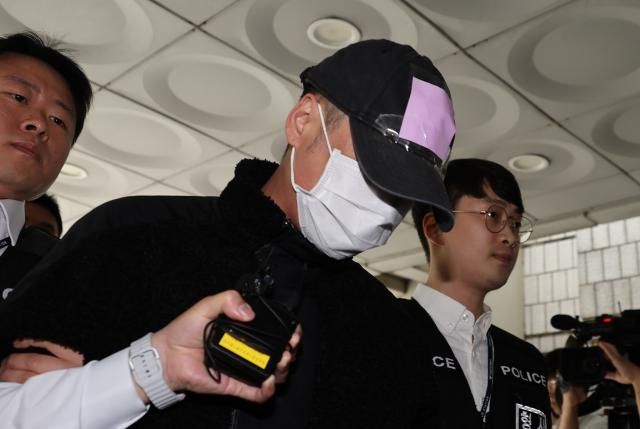 축구 국가대표팀 주장 손흥민의 아이를 임신했다고 주장하며 20대 여성 앙모씨와 함께 손씨에게 돈을 뜯어내려한 40대 남성 윤모씨가 17일 영장실질심사를 받기 위해 서울중앙지법에 들어서고 있다 2025517