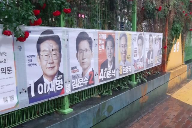 16일 대구시 중구에서 발견된 이재명 더불어민주당 대통령선거 후보 얼굴이 훼손된 벽보 2025517 독자 제공 재판매 및 DB 금지