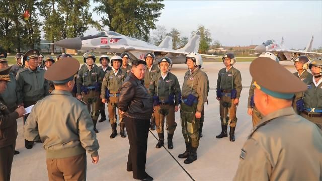 김정은 북한 국무위원장이 지난 15일 제1공군사단 관하 비행연대를 방문해 공군 반항공방공전투 및 공습 훈련을 지도하고 전군의 모든 부대들이 항시적인 임전 태세 격동상태에서 전쟁 준비에서의 획기적 전환을 가져와야 한다고 강조했다고 조선중앙TV가 17일 보도했다 조선중앙TV화면 2025517 