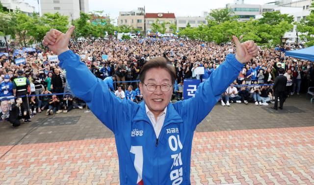 이재명 더불어민주당 대선 후보가 16일 전북 군산시 구시청광장에서 열린 유세에서 엄지를 들어 보이고 있다 사진연합뉴스