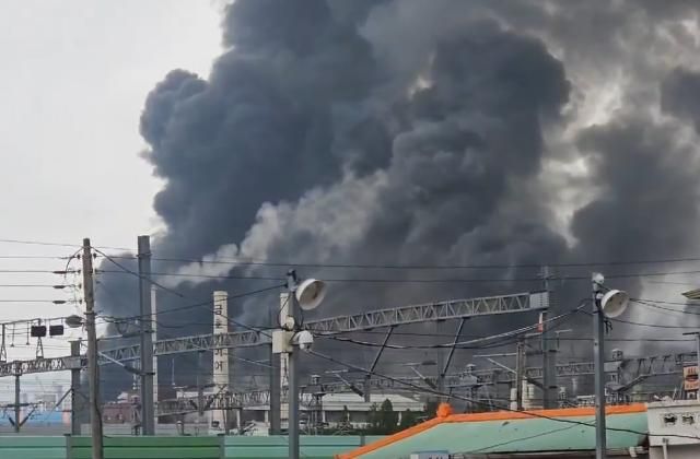 17일 오전 광주 광산구 소촌동 금호타이어 공장에서 불이 나 검은 연기가 피어오르고 있다 2025517 사진연합뉴스