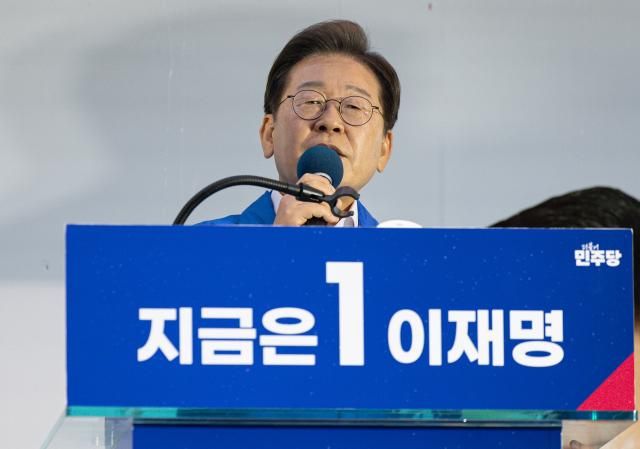 더불어민주당 이재명 대선후보가 16일 전북 정읍시 정읍역 앞에서 열린 유세에서 지지를 호소하는 연설을 하고 있다사진연합뉴스