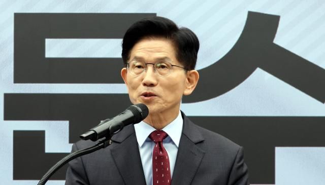 김문수 국민의힘 대선후보가 18일 서울 여의도 국민의힘 중앙당사에서 경제를 판갈이 합니다-새롭게 대한민국 경제 공약을 발표하고 있다 사진연합뉴스