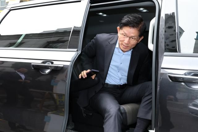 국민의힘 김문수 대선후보가 18일 경제 공약 발표를 위해 서울 여의도 국민의힘 중앙당사에 도착하고 있다사진연합뉴스