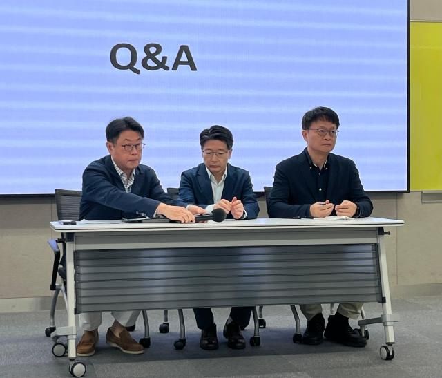 홍승태 SKT 고객가치혁신실장왼쪽부터 임봉호 SKT MNO 사업부장 류정환 SKT 네트워크인프라센터장이 18일 서울 중구 삼화타워에서 SKT 유심 해킹 사건과 관련한 일일브리핑을 진행하고 있다 사진나선혜기자