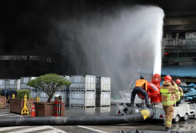 17일 오후 광주 광산구 송정동 금호타이어 광주공장에서 소방 당국이 진화 작업을 하고 있다 사진연합뉴스