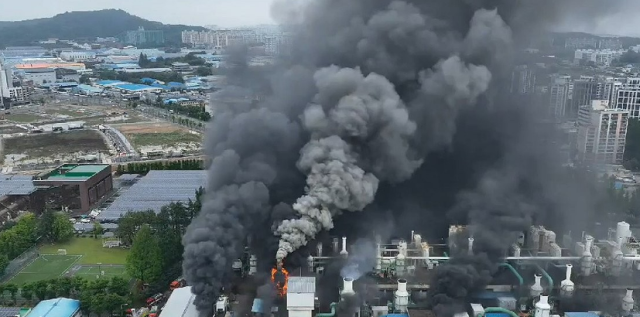 17일 오전 광주 광산구 소촌동 금호타이어 공장에서 불이 나 검은 연기가 솟아오르고 있다 2025517 사진광주소방본부