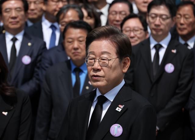 이재명 더불어민주당 대선후보가 18일 광주광역시 북구 국립 5·18민주묘지에서 열린 5·18민주화운동 45주년 기념식에 참석한 뒤 취재진과 만나 이날 발표한 개헌 관련 입장에 대한 질문에 답하고 있다 사진연합뉴스