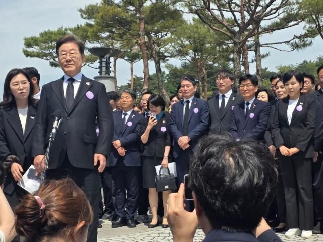 이재명 더불어민주당 대선 후보가 18일 518 민주묘지 추모식이 끝나고 기자들과 만나 백브리핑을 하고 있다 사진신진영 기자