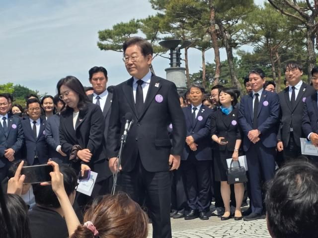 이재명 더불어민주당 대선 후보가 18일 광주 북구 국립 518 민주묘지에서 열린 45주년 기념식에 참석한 뒤 기자들과 만나 백브리핑을 하고 있다 사진신진영 기자