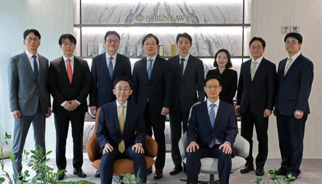 뒷줄 왼쪽부터 시계방향으로 김영오·안주현·백창원 변호사 김도형 대표 최승환·이은경·이형진·마성한 변호사 윤기준 고문 조재빈 변호사 사진법무법인 바른 