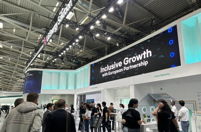 지난 5월 7일현지시간 독일 뮌헨 전시컨벤션센터에서 코엑스와 한국배터리산업협회 코트라가 공동주최로 열린 인터배터리 유럽 2025 전시회에서 참관객들이 부스를 둘러보고 있다 사진연합뉴스