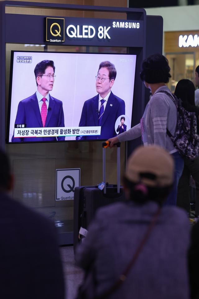 18일 서울역 대합실에서 시민들이 제21대 대선 1차 후보자 토론회 중계방송을 지켜보고 있다 사진연합뉴스 