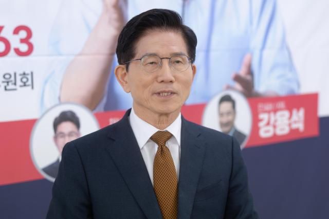 김문수 국민의힘 대선 경선후보가 27일 오후 서울 여의도 대하빌딩 선거캠프 사무실에서 아주경제와 인터뷰를 하고 있다 사진유대길 기자 