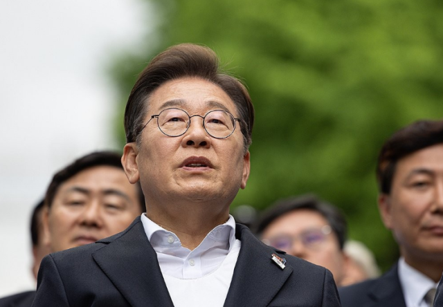 이재명 더불어민주당 대선후보가 지난 17일 광주광역시 동구 금남로에서 열린 5ㆍ18 광주민주화운동 45주기 전야제에 참석해 손팻말을 들고 구호를 외치고 있다 사진연합뉴스