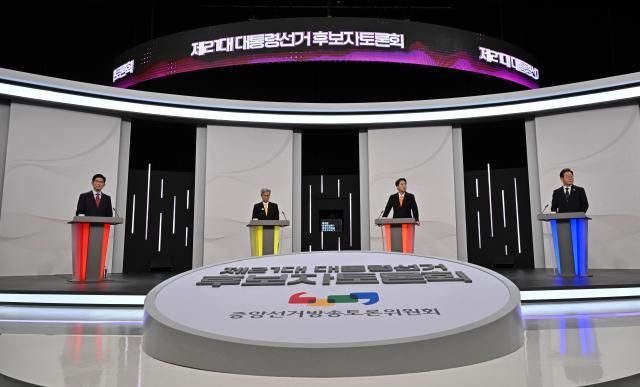 더불어민주당 이재명·개혁신당 이준석·민주노동당 권영국·국민의힘 김문수 대선후보가 18일 서울 마포구 상암동 SBS 프리즘센터 스튜디오에서 열린 제21대 대선 1차 후보자 토론회 시작을 기다리고 있다 사진연합뉴스