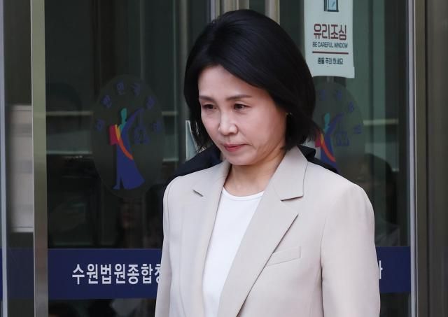 공직선거법 위반 혐의로 기소돼 1심에서 벌금형을 선고받은 더불어민주당 이재명 대선후보 배우자 김혜경 씨가 12일 경기도 수원시 영통구 수원고등법원에서 열린 항소심 선고공판을 마치고 나오고 있다 사진연합뉴스