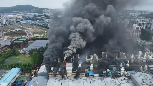 17일 오전 광주 광산구 소촌동 금호타이어 공장에서 불이 나 검은 연기가 솟아오르고 있다 사진연합뉴스 광주소방본부