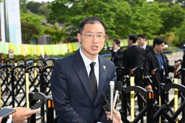 김상욱 무소속 국회의원이 18일 광주 북구 운정동 국립 5·18 민주묘지 민주의문 앞에서 더불어민주당 입당 기자회견을 하고 있다 사진연합뉴스