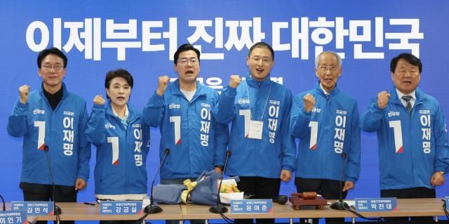 19일 서울 더불어민주당 여의도 당사에서 열린 중앙선거대책위원회에서 국민의힘을 탈당한 뒤 민주당에 입당한 김상욱 의원오른쪽 세번째이 박찬대 대표 직무대행 겸 원내대표 등 참석자들과 파이팅을 외치고 있다사진연합뉴스