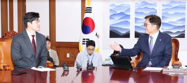 우원식 국회의장오른쪽이 19일 국회에서 예방한 김용태 국민의힘 비상대책위원장과 대화하고 있다 사진연합뉴스