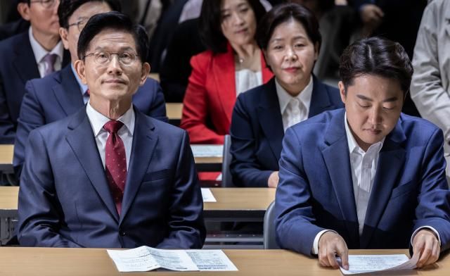 김문수 국민의힘 대선후보와 이준석 개혁신당 대선후보가 19일 서울 중구 서울시청에서 열린 약자와 동행하는 서울 토론회에 참석해 오세훈 서울시장의 환영사를 듣고 있다 사진연합뉴스