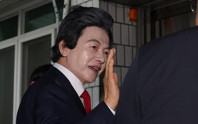 16일 오후 경기도 의정부시 가능동 의정부지방법원에서 사기와 정치자금법 위반 준강제추행 등의 혐의를 받는 허경영 국가혁명당 명예대표가 구속 전 피의자심문에 앞서 취재진 질문에 답변하고 있다 사진연합뉴스