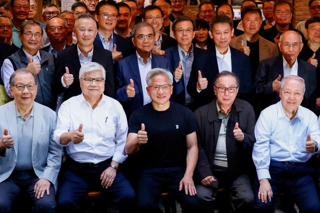 젠슨 황 엔비디아 CEO가 지난 17일 대만 타이베이에서 대만 주요 기업 CEO들과 회동했다 사진로이터 연합뉴스