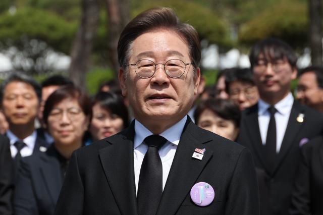 더불어민주당 이재명 대선후보가 18일 광주광역시 북구 국립 5·18민주묘지에서 열린 5·18민주화운동 45주년 기념식에 참석한 뒤 취재진과 만나 이날 발표한 개헌 관련 입장에 대한 질문에 답하고 있다사진연합뉴스