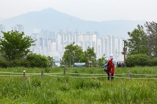 서울 마포구 하늘공원에서 한 시민이 이동하고 있다 사진연합뉴스