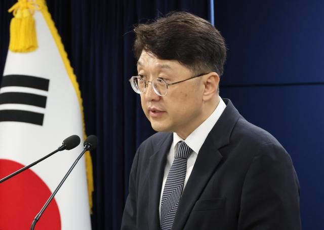 최우혁 과학기술정보통신부 정보보호네트워크정책관이 19일 서울 종로구 정부서울청사에서 SKT 침해사고 관련 민관합동 조사결과 2차 발표 브리핑을 하고 있다 사진연합뉴스