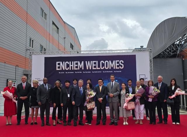 제8차 FMC 전 미 하원의원 방한단들이 엔켐 천안공장에서 기념사진을 촬영하고 있다 사진엔켐