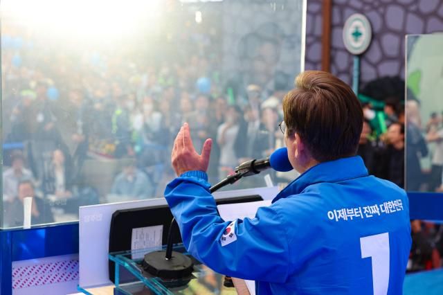 이재명 더불어민주당 대선 후보가 19일 서울 마포구 KTG 상상마당 앞에서 방탄유리가 설치된 유세차에 올라 연설하고 있다사진연합뉴스