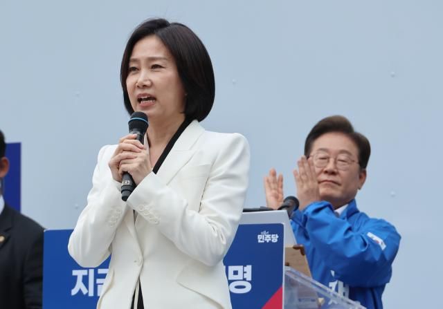 허은아 전 개혁신당 대표가 19일 서울 영등포구 타임스퀘어에서 열린 더불어민주당 이재명 대선 후보 유세에서 이 후보에 대한 지지를 선언하고 있다 사진연합뉴스
