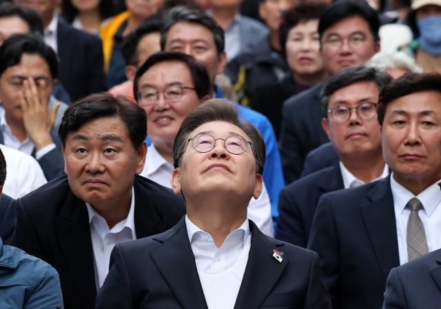 이재명 더불어민주당 대선후보가 17일 광주광역시 동구 금남로에서 열린 5·18 광주민주화운동 45주기 전야제 도중 잠시 하늘을 바라보고 있다 사진연합뉴스