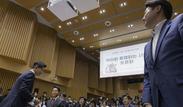 김문수 국민의힘 대선후보왼쪽와 이준석 개혁신당 대선후보가 19일 서울 중구 서울시청에서 열린 약자와 동행하는 서울 토론회에 참석했다 사진연합뉴스