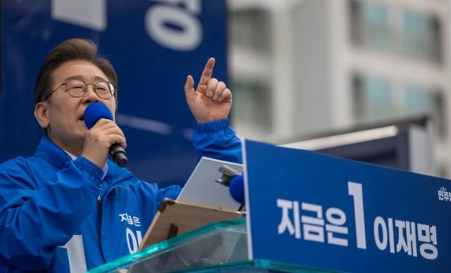더불어민주당 이재명 대선후보가 17일 광주광역시 서구 김대중컨벤션센터 광장에서 열린 집중 유세에서 지지를 호소하는 연설을 하고 있다사진연합뉴스