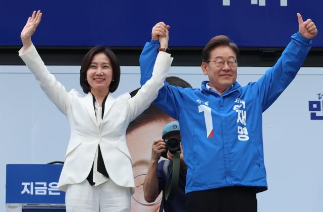 이재명 더불어민주당 대선 후보가 19일 서울 영등포구 타임스퀘어에서 열린 유세에서 허은아 전 개혁신당 대표와 함께 손을 잡고 포즈를 취하고 있다 사진연합뉴스