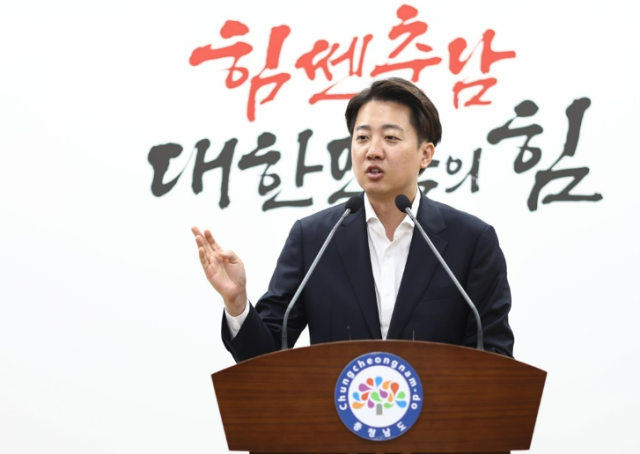 이준석 개혁신당 대선 후보가 16일 충청남도청에서 진행된 언론인과의 간담회에서 발언하고 있다 사진연합뉴스